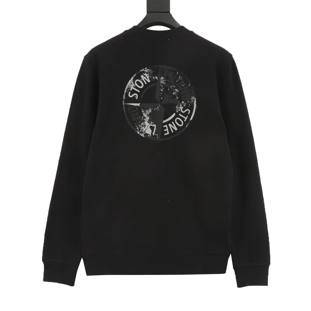 P440 Stone Island 25FW reflective letter round neck sweatshirt is made of high-quality pure cotton fabric, which is not only soft to the touch, without any itch when close to the skin, but also has excellent performance. Moreover, the fabric has been specially treated to be wear-resistant and can still maintain good shape and color after multiple washes. The classic round neck design is simple and elegant, adapting to various face shapes and facial lines. The exquisite stitching on the cuffs and hem demonstrates the brand's ultimate pursuit of details. It is strong and durable and will not easily come off. Size: S-XL